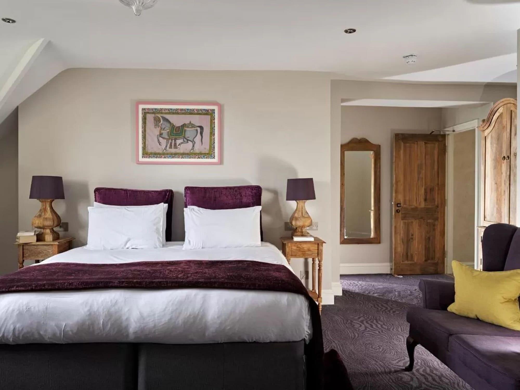 Bed and Breakfast Cotswold Grange Cheltenham Exteriér fotografie A bedroom at The Old parsonage