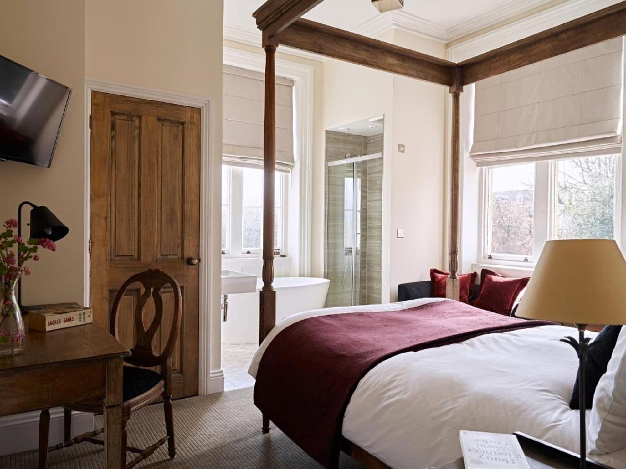 Bed and Breakfast Cotswold Grange Cheltenham Exteriér fotografie A bedroom at The Swan Hotel