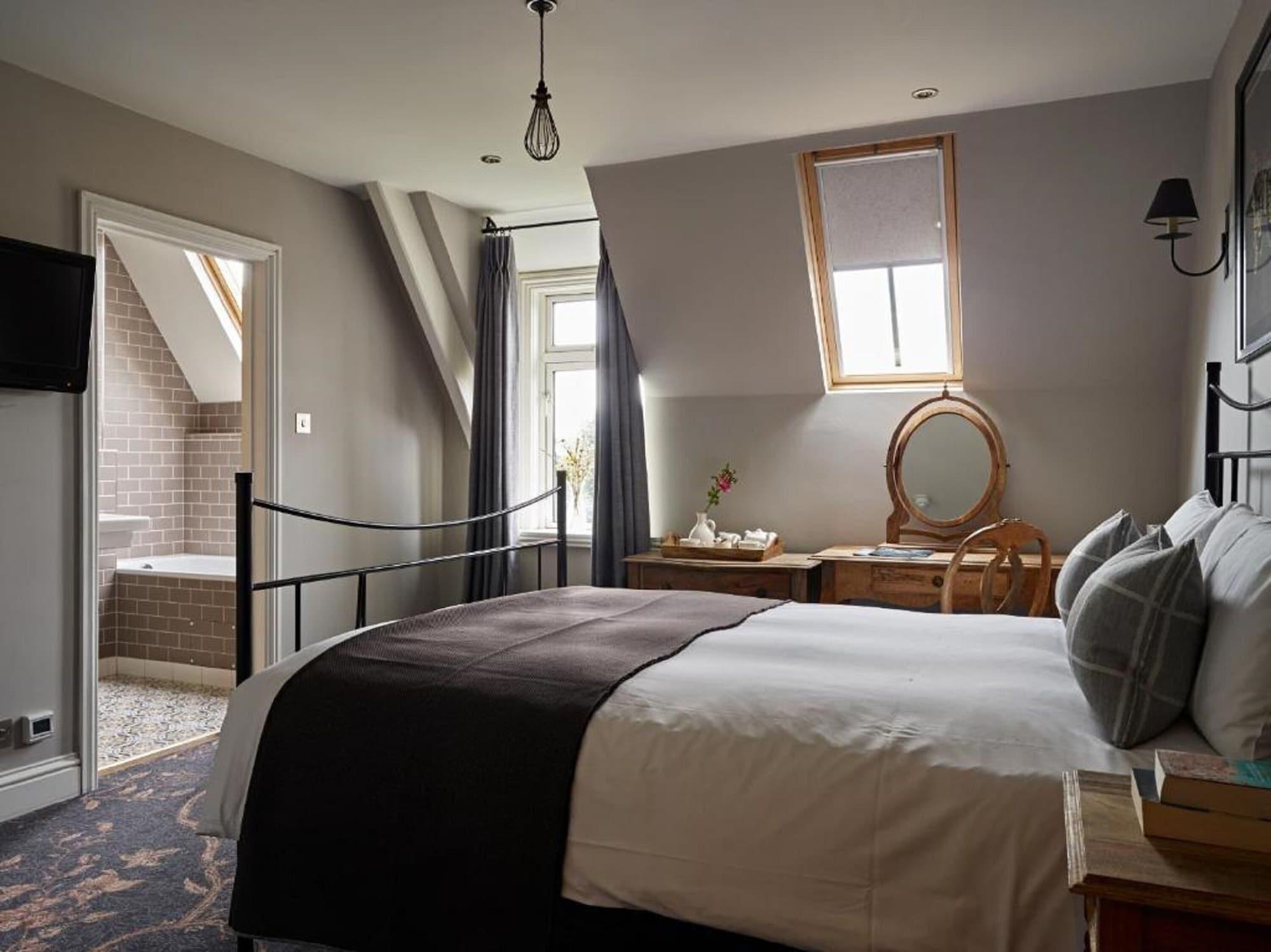 Bed and Breakfast Cotswold Grange Cheltenham Exteriér fotografie A bedroom at The Old Bank Hotel