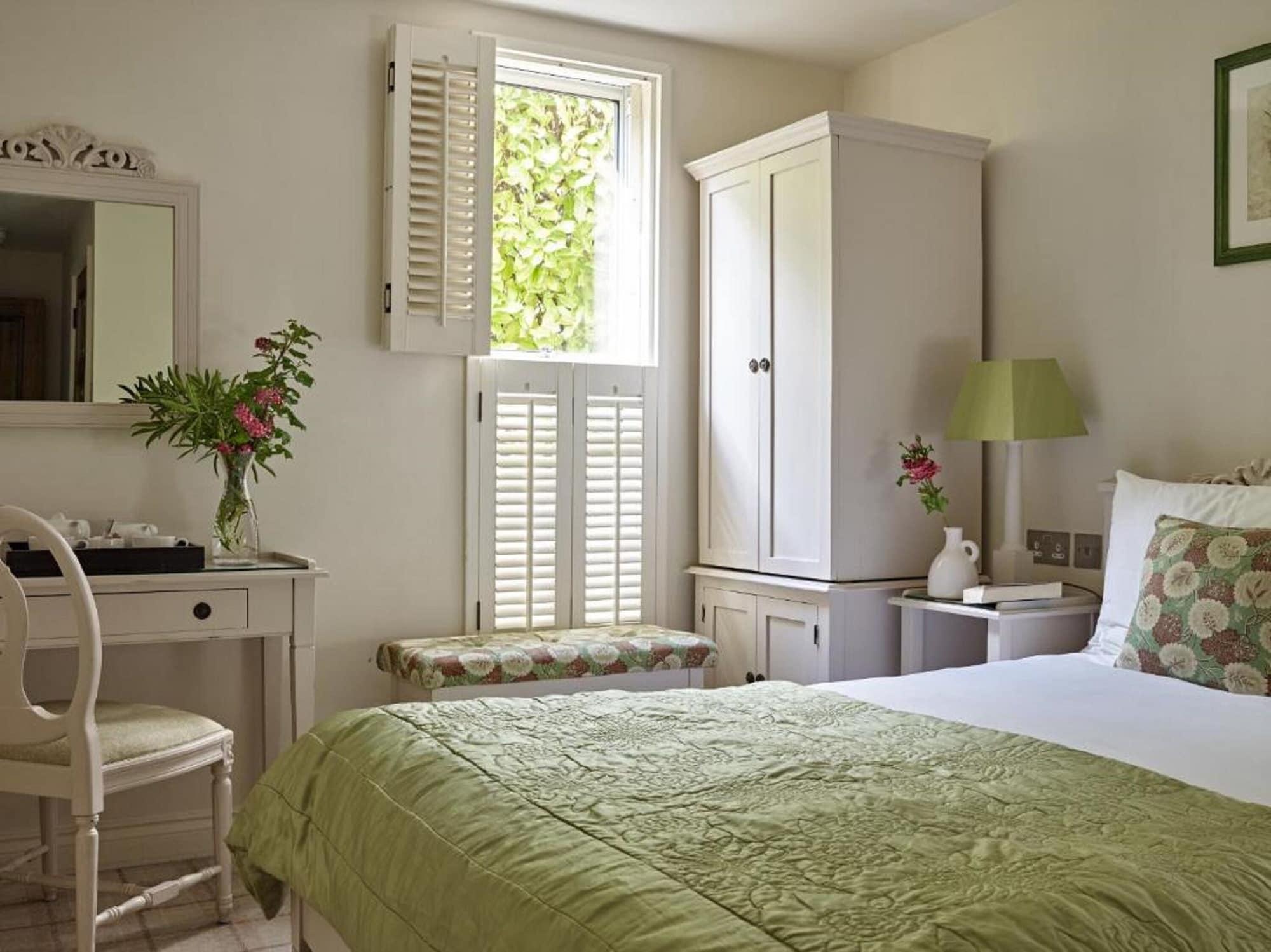 Bed and Breakfast Cotswold Grange Cheltenham Exteriér fotografie A bedroom at The Old parsonage