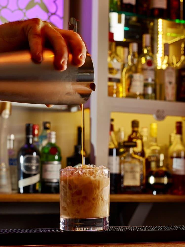 Bed and Breakfast Cotswold Grange Cheltenham Exteriér fotografie A bartender pouring a White Russian