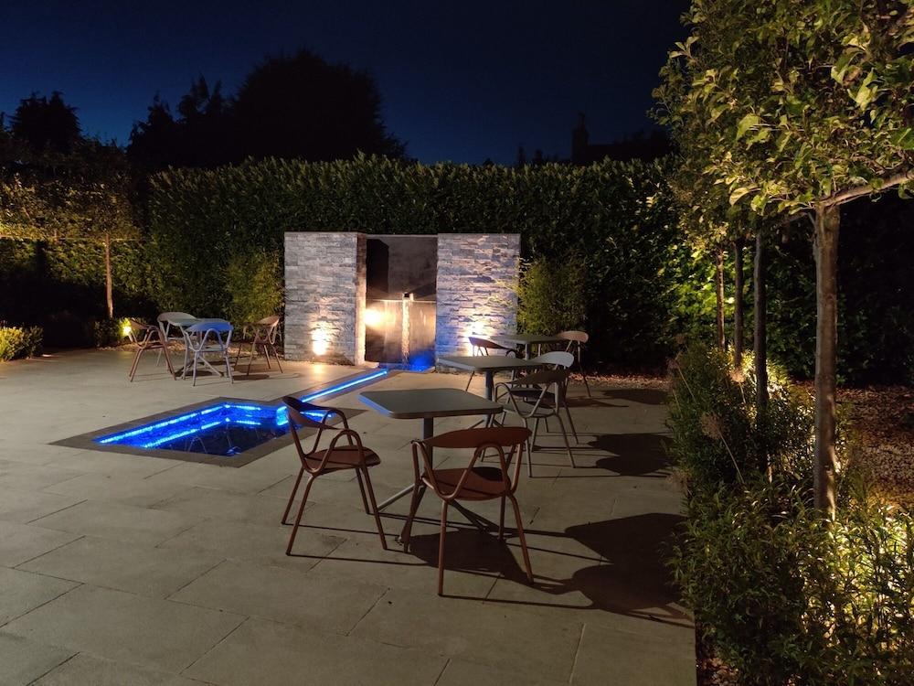 Bed and Breakfast Cotswold Grange Cheltenham Exteriér fotografie The garden at night