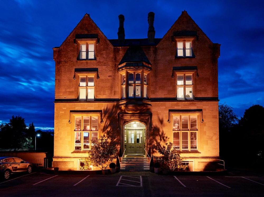 Bed and Breakfast Cotswold Grange Cheltenham Exteriér fotografie The Old Rectory, at night
