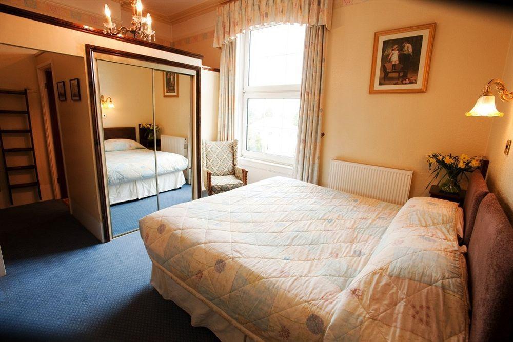 Bed and Breakfast Cotswold Grange Cheltenham Exteriér fotografie A bedroom at the hotel