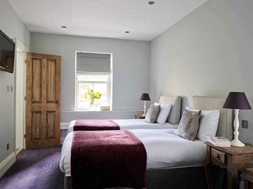Bed and Breakfast Cotswold Grange Cheltenham Exteriér fotografie A room at the hotel