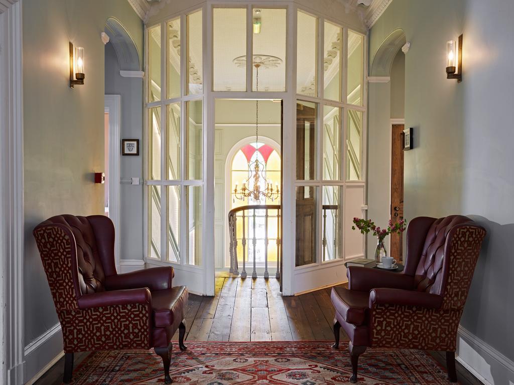 Bed and Breakfast Cotswold Grange Cheltenham Exteriér fotografie The entrance to the hotel