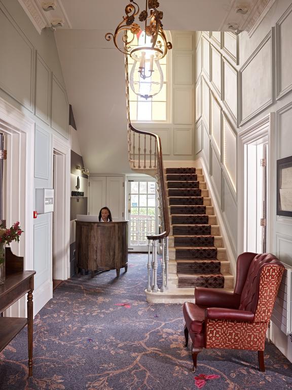 Bed and Breakfast Cotswold Grange Cheltenham Exteriér fotografie The entrance hall
