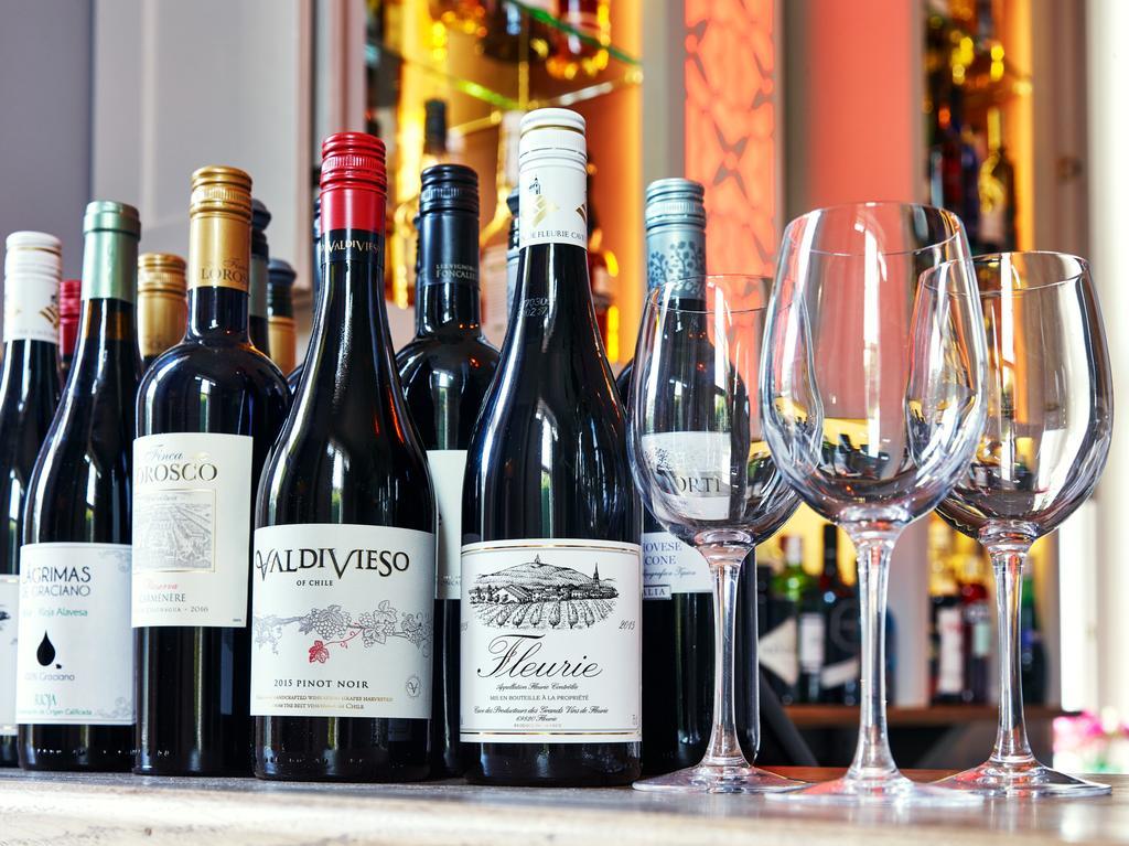 Bed and Breakfast Cotswold Grange Cheltenham Exteriér fotografie Wine bottles