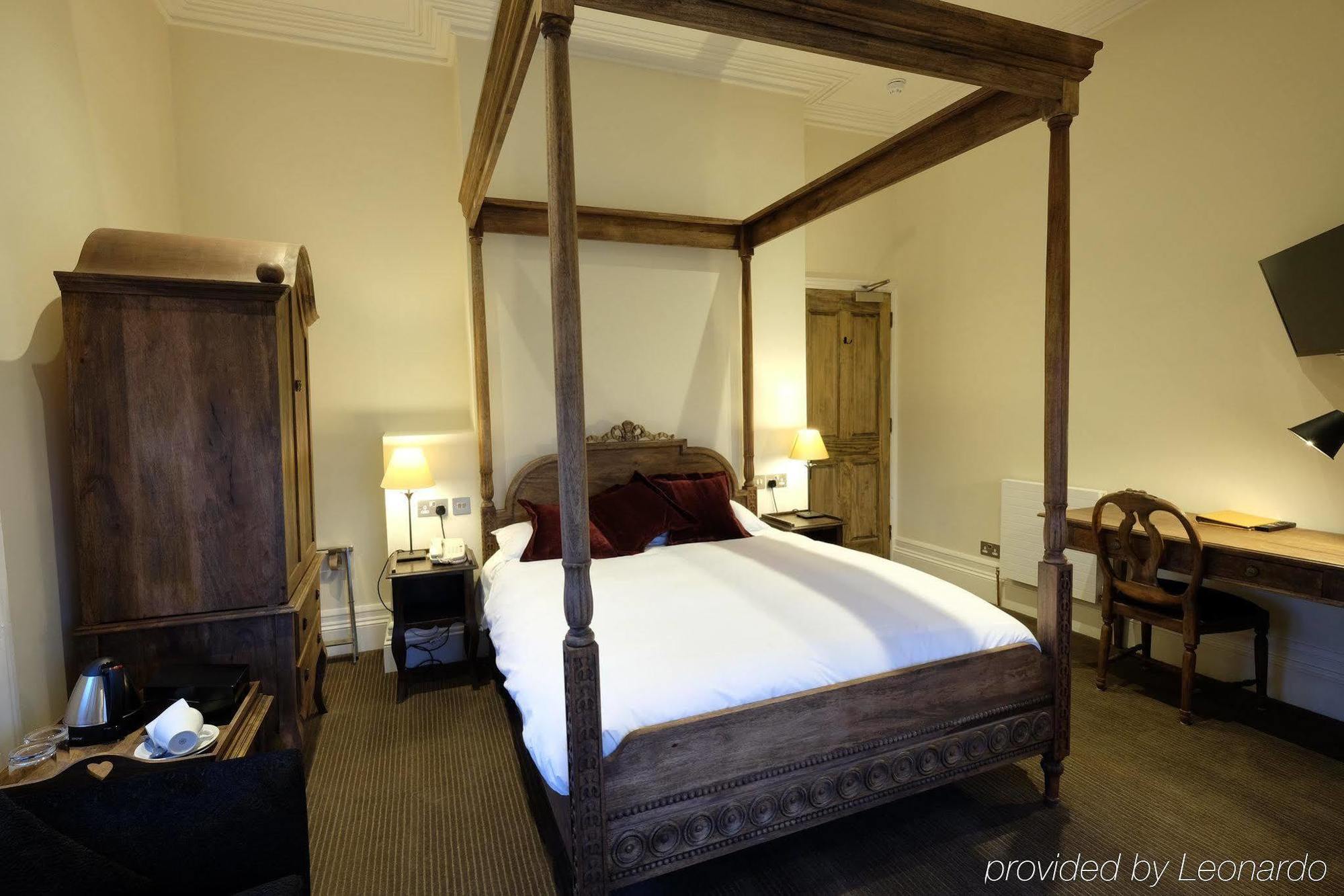 Bed and Breakfast Cotswold Grange Cheltenham Exteriér fotografie A room at the hotel
