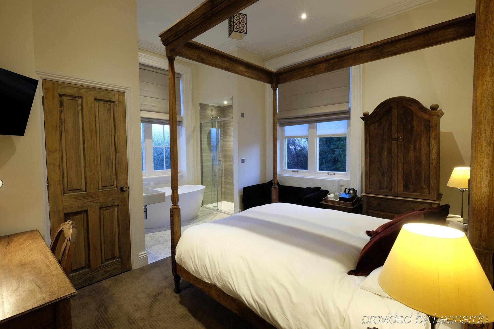 Bed and Breakfast Cotswold Grange Cheltenham Exteriér fotografie A bedroom at the hotel