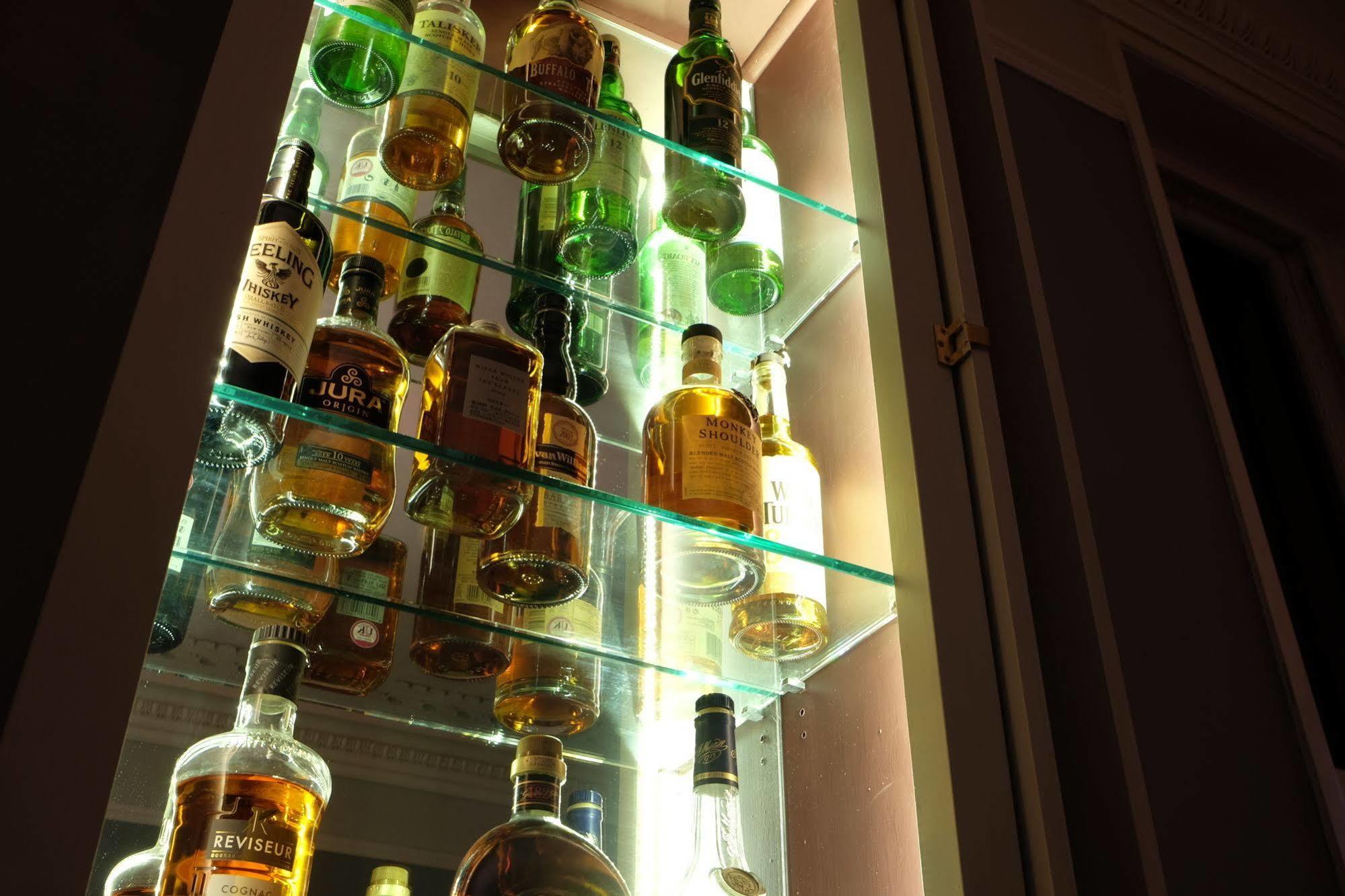 Bed and Breakfast Cotswold Grange Cheltenham Exteriér fotografie A selection of Scotch whiskies