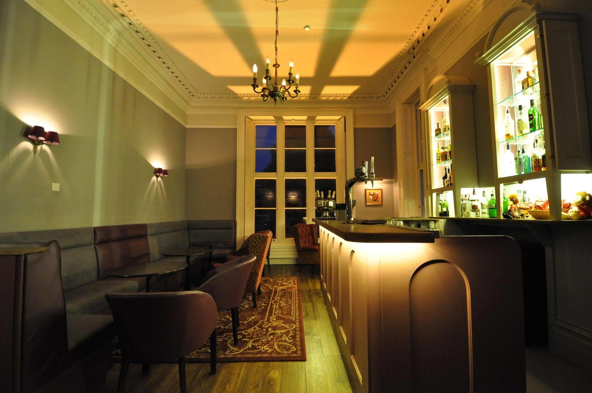 Bed and Breakfast Cotswold Grange Cheltenham Exteriér fotografie The bar at the 2007–2011 premises