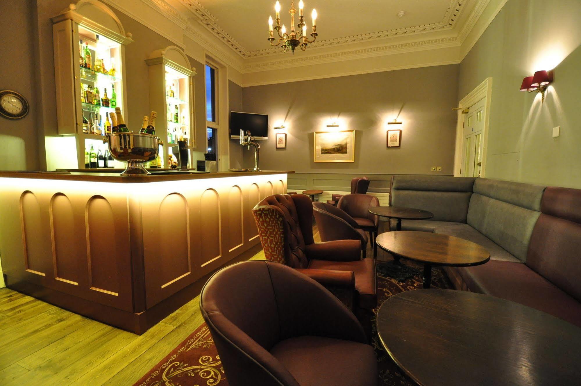 Bed and Breakfast Cotswold Grange Cheltenham Exteriér fotografie The bar at the hotel