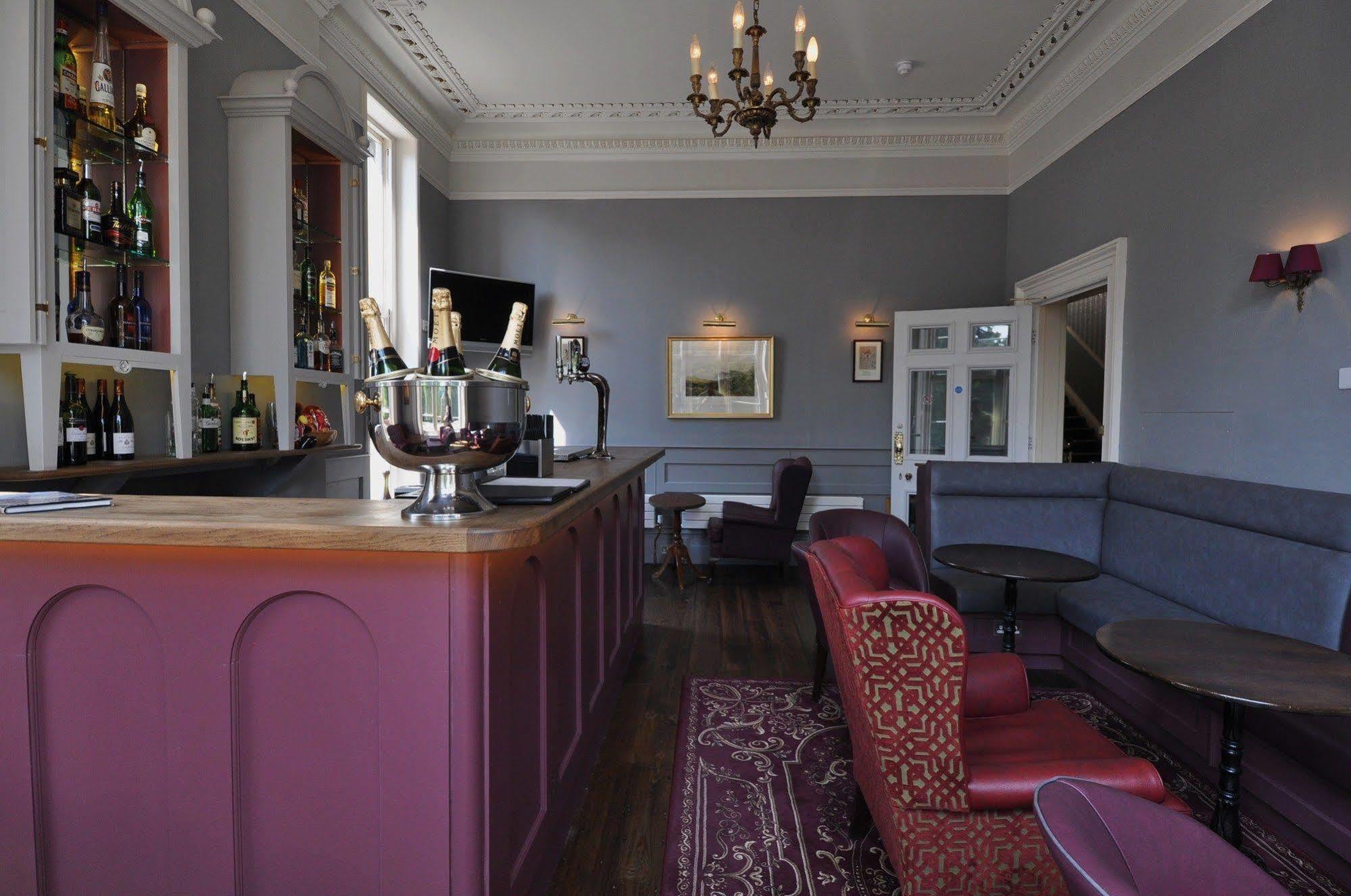 Bed and Breakfast Cotswold Grange Cheltenham Exteriér fotografie The bar at the hotel