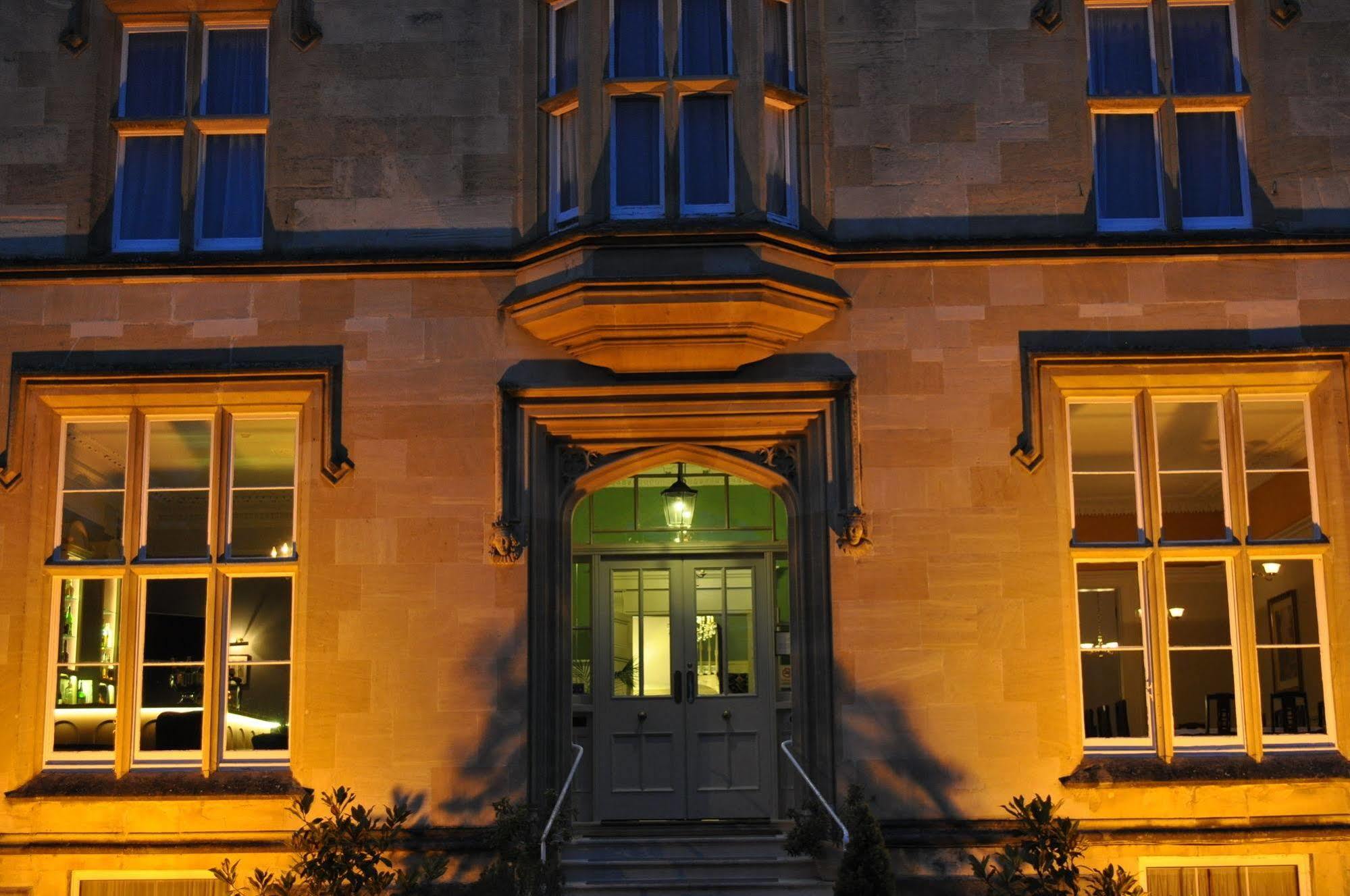 Bed and Breakfast Cotswold Grange Cheltenham Exteriér fotografie The entrance to the main building