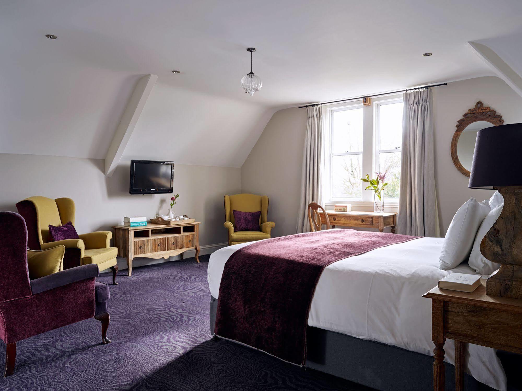 Bed and Breakfast Cotswold Grange Cheltenham Exteriér fotografie A bedroom at The Swan Hotel