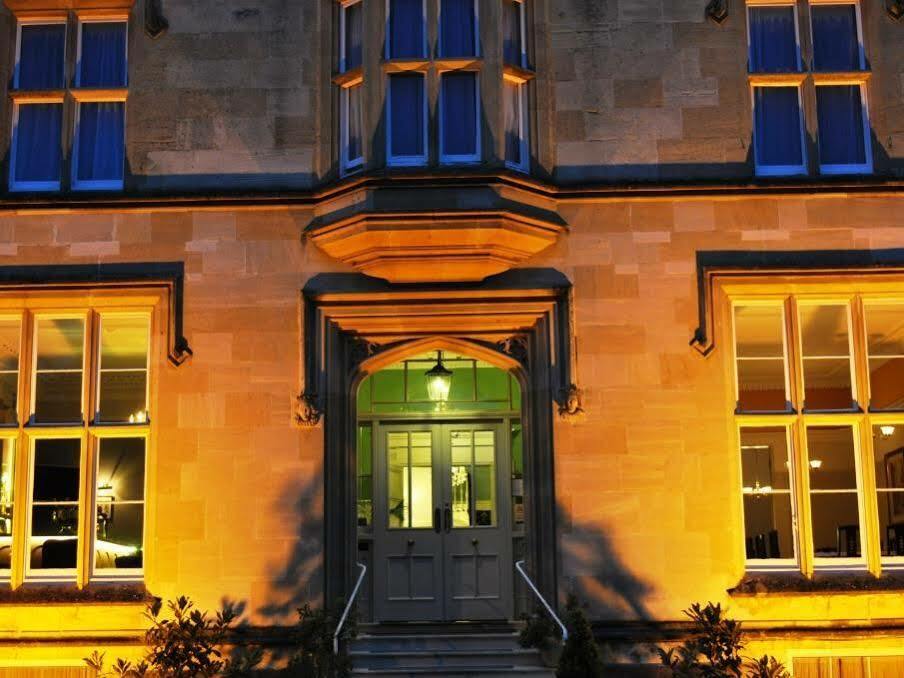 Bed and Breakfast Cotswold Grange Cheltenham Exteriér fotografie The entrance to the main building