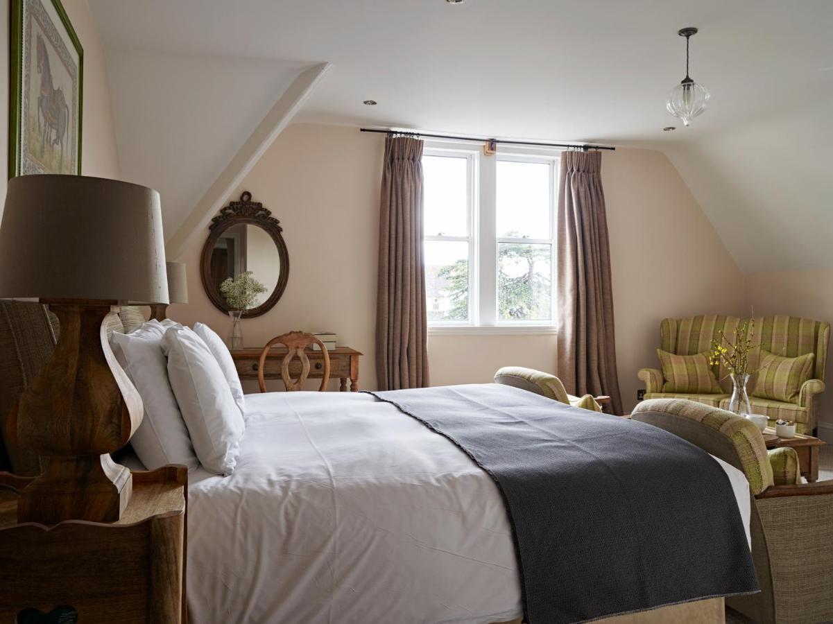 Bed and Breakfast Cotswold Grange Cheltenham Exteriér fotografie A bedroom at The Pig